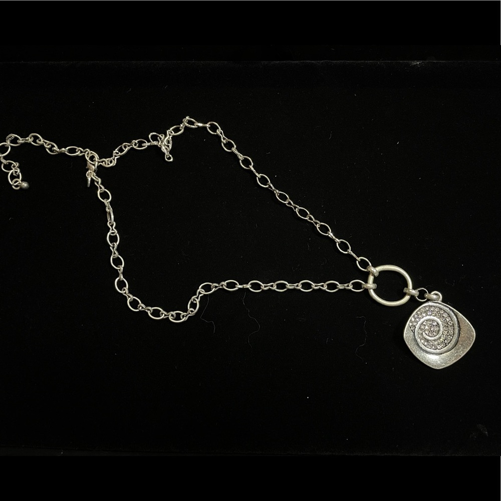 Premier Design seashell shaped necklace